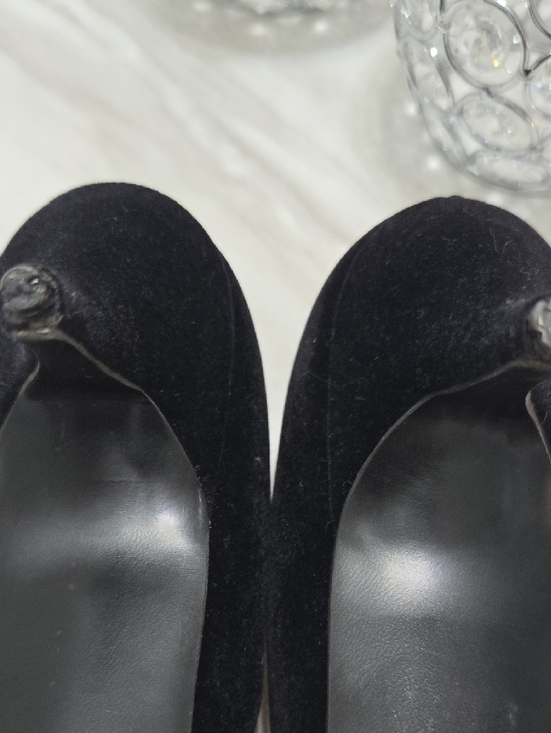 Vintage Notorious heels for Bakers-Leeds . Women's Black Suede with Gold Insole - Picture 6 of 9